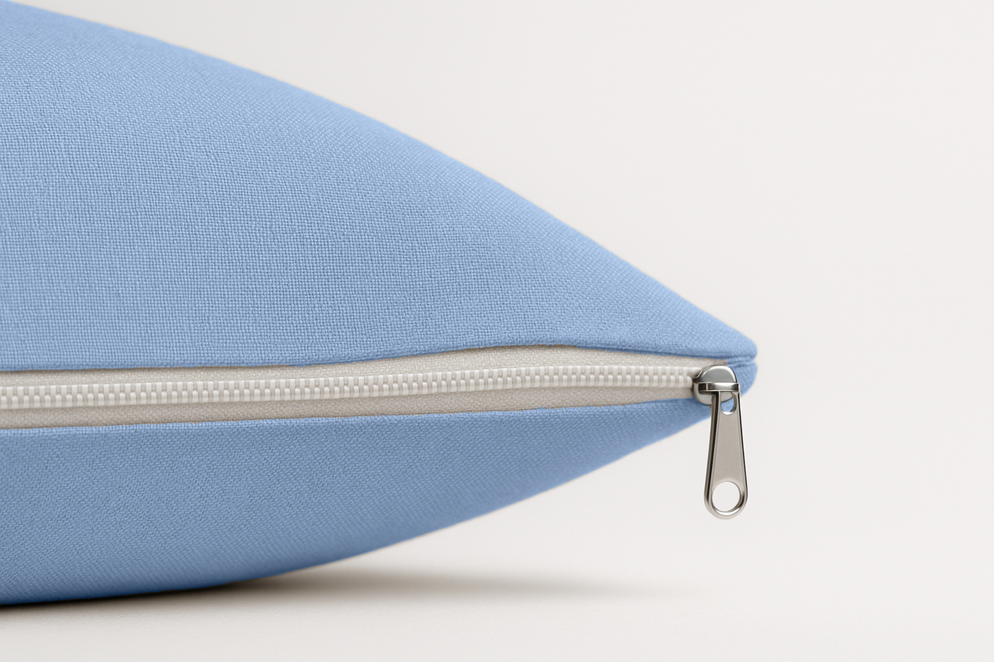 Plava jastučnica sa rajsferšlusom